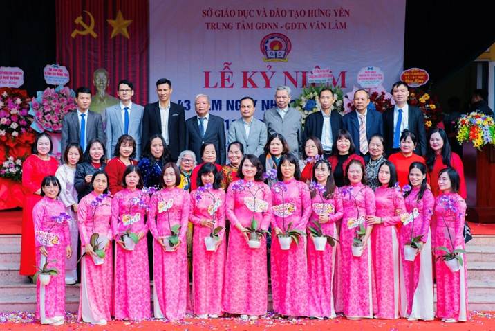 Trung tâm GDNN - GDTX Văn Lâm long trọng tổ chức lễ kỉ niệm ngày Nhà giáo Việt Nam (20/11/1982 – 20/11/2025)