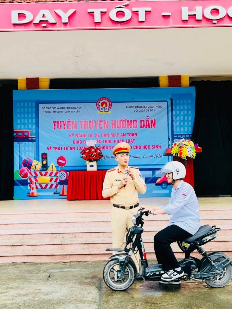 TUYÊN TRUYỀN HƯỚNG DẪN KỸ NĂNG LÁI XE GẮN MÁY AN TOÀN, GIÁO DỤC KIẾN THỨC PHÁP LUẬT VỀ TRẬT TỰ AN TOÀN GIAO THÔNG ĐƯỜNG BỘ CHO HỌC SINH